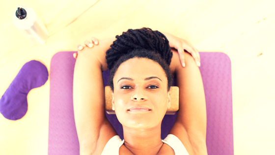 Dehnung und Entlastung des Nackens mit Yogablöcken